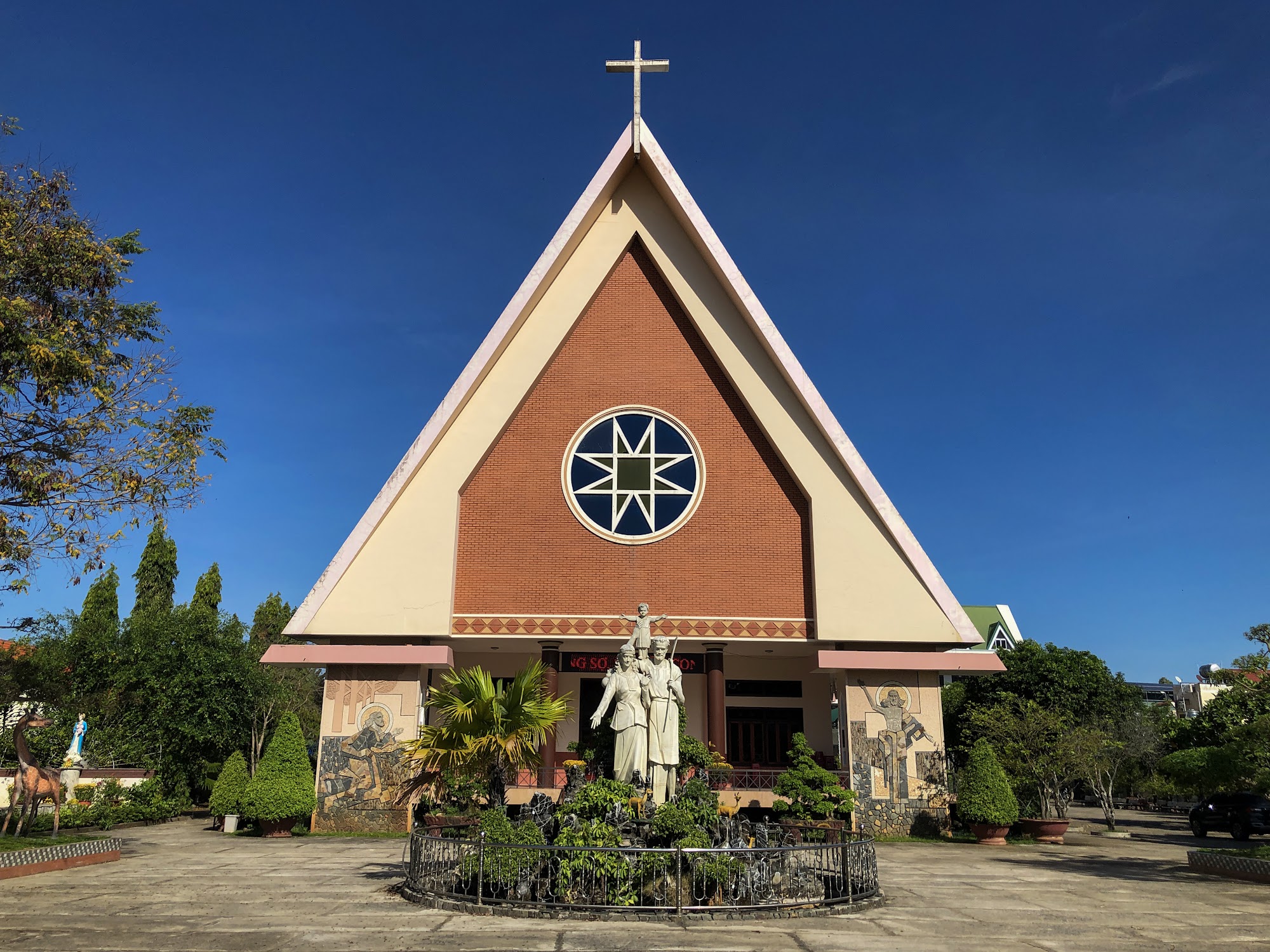 cong chinh nha tho giao xu madagui